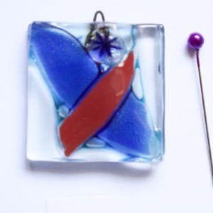 Pendentif-verre-oiseau-rouge-et-bleu