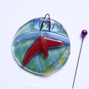 Pendentif-verre-oiseau-rouge-sur-vert
