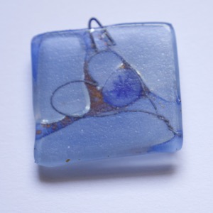 Pendentif-verre-un-coeur-a-la-mer-verso